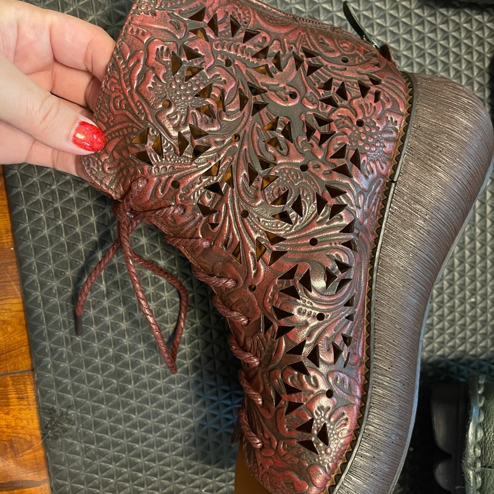 Shoes - Picture 4 of 5